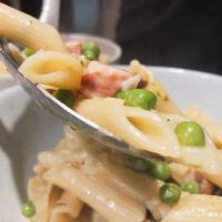 Penne con pollo e piselli - Penne with smoked chicken and peas